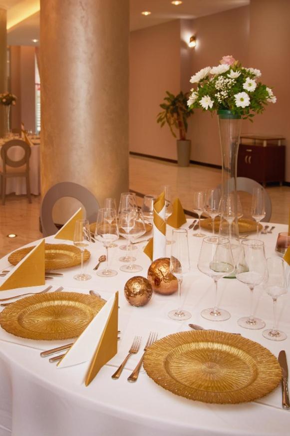 קלוז'-נאפוקה Hotel Univers מראה חיצוני תמונה