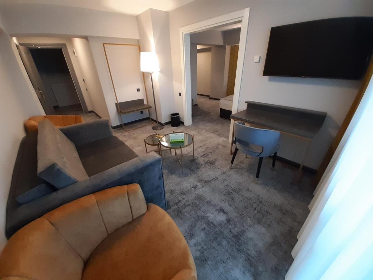 קלוז'-נאפוקה Hotel Univers מראה חיצוני תמונה