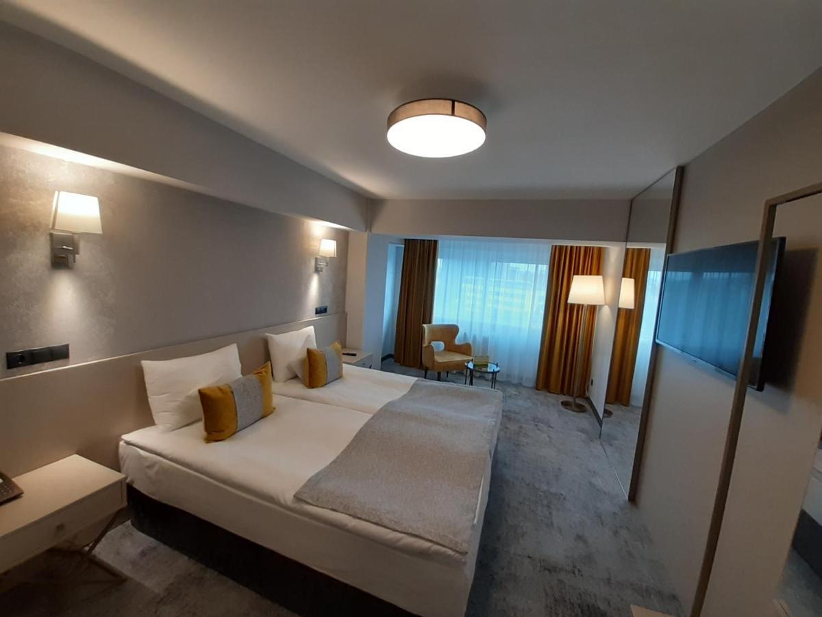 קלוז'-נאפוקה Hotel Univers מראה חיצוני תמונה