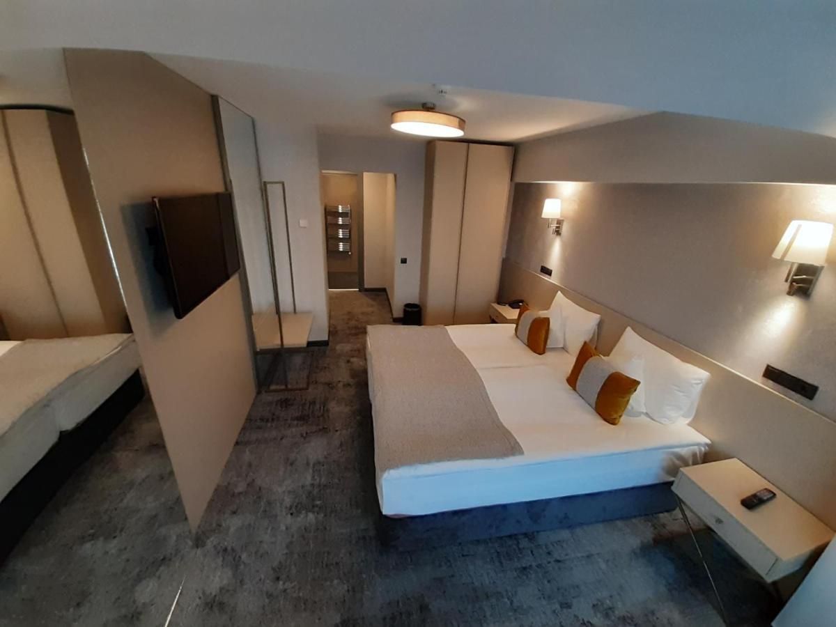 קלוז'-נאפוקה Hotel Univers מראה חיצוני תמונה